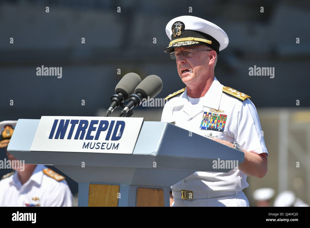 ADM. Daryl Caudle, commandant en 35th du United States Fleet Forces Command, assiste à la cérémonie commémorative annuelle du Memorial Day du Musée Intrepid Sea, Air & Space Banque D'Images ADM. Daryl Caudle, commandant en 35th du United States Fleet Forces Command, assiste à la cérémonie commémorative annuelle du Memorial Day du Musée Intrepid Sea, Air & Space Banque D'Images