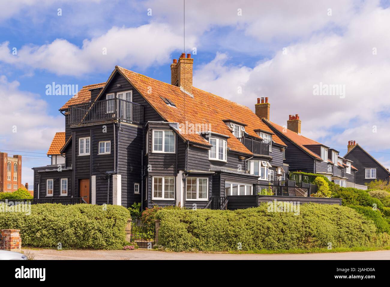 Belles maisons en bois dans le village de Thorpeness, Suffolk. ROYAUME-UNI Banque D'Images