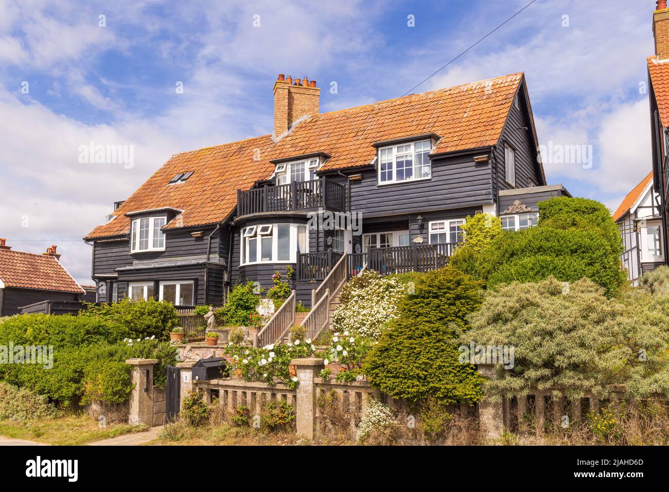 Belles maisons en bois dans le village de Thorpeness, Suffolk. ROYAUME-UNI Banque D'Images