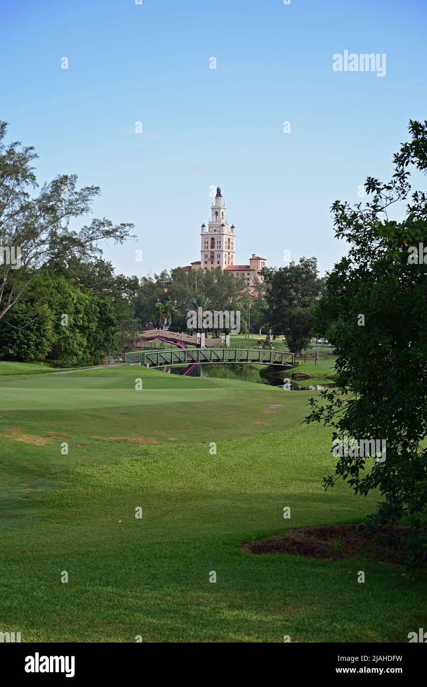 Coral Gables, Floride - 14 mai 2022 - Biltmore la tour de l'hôtel s'élève au-dessus du parcours de golf de Biltmore le matin ensoleillé de mai. Banque D'Images