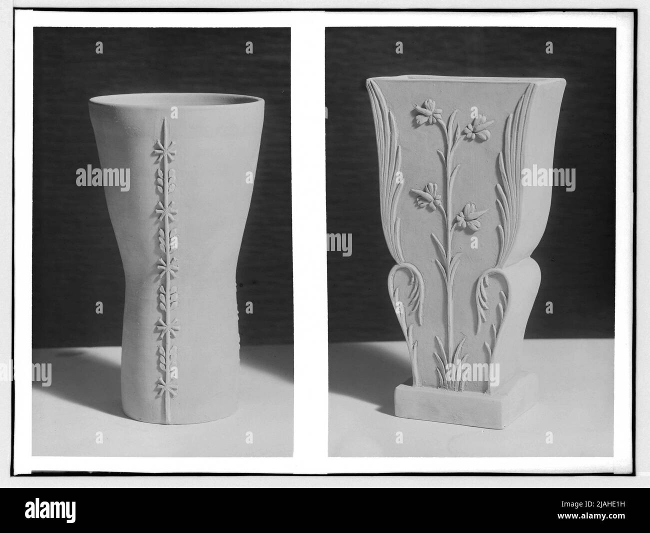 Vase cylindrique et vase avec décoration en céramique Banque D'Images