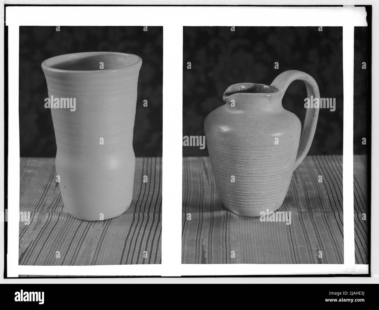 Vase cylindrique et carafe à poignée Banque D'Images