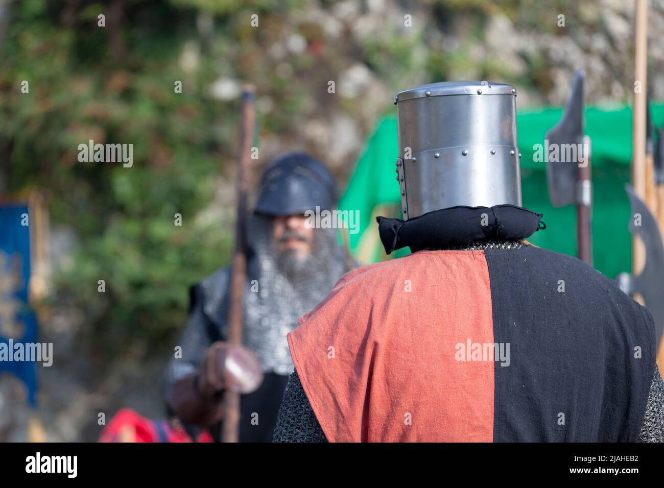 Deux chevaliers se faisant face lors d'un duel au festival annuel 'musiques' de Luzarches, France. Banque D'Images