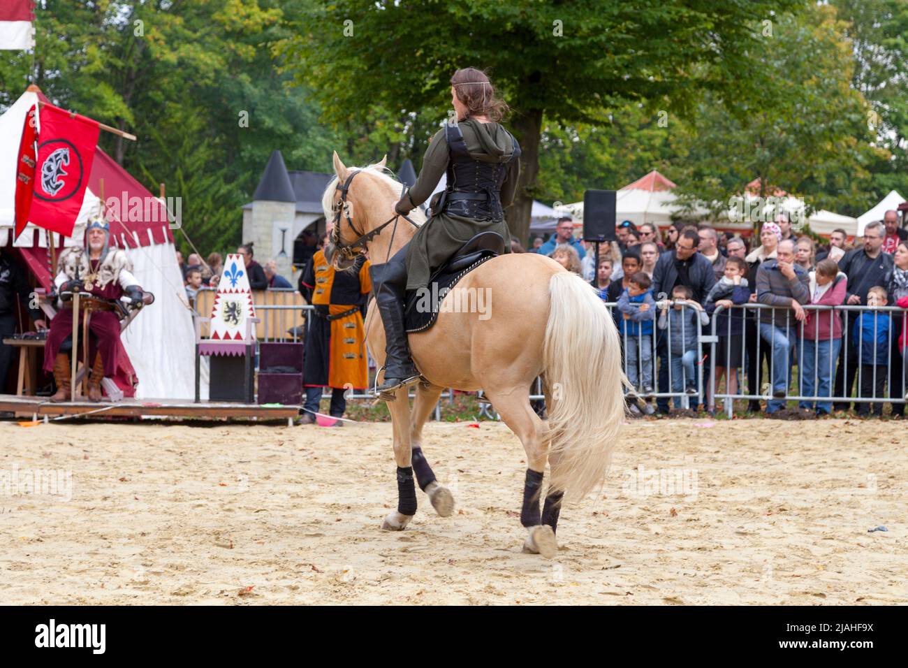 Luzarches, France - 12 octobre 2019 : une médiévale femelle sur son cheval en parding devant son roi lors du festival annuel 'musiques'. Banque D'Images