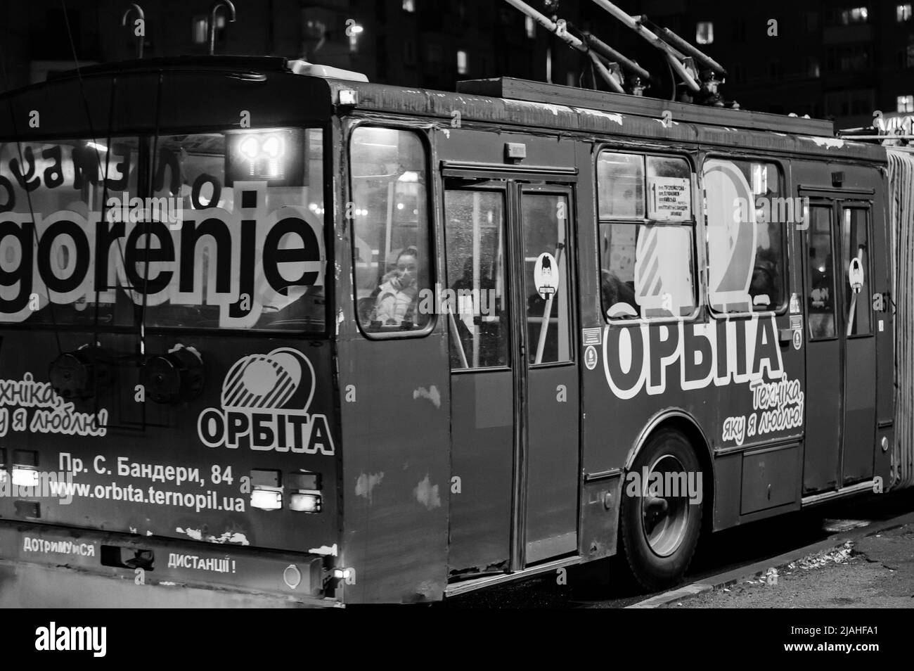 Ternopil, Ukraine 21 novembre 2021: Transport longue distance dans la ville ukrainienne de Ternopil, transport de personnes par bus pendant la quarantaine. Banque D'Images