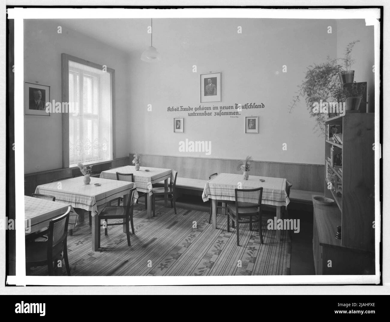 Chambre (cantine?) Avec l'image d'Adolf-Hitler et le dicton nazi Banque D'Images