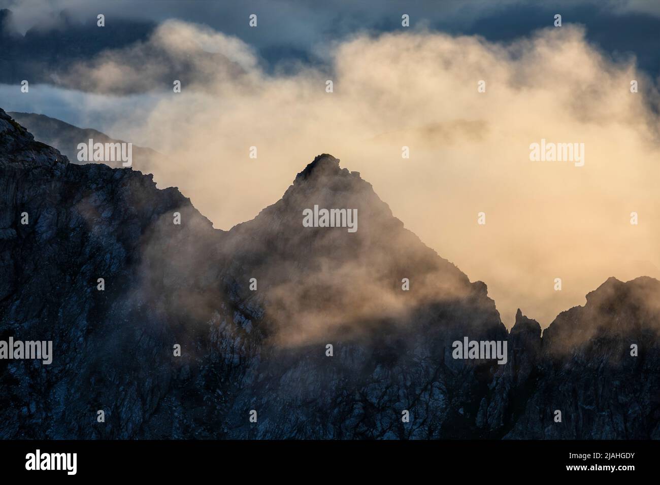 Soleil dans les montagnes brumeuses, Alpes, Autriche Banque D'Images