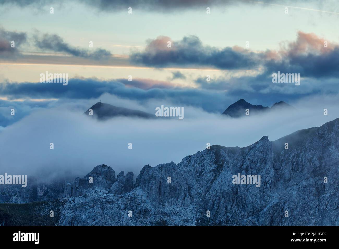 Beau brouillard et nuages dans les montagnes, Autriche Banque D'Images