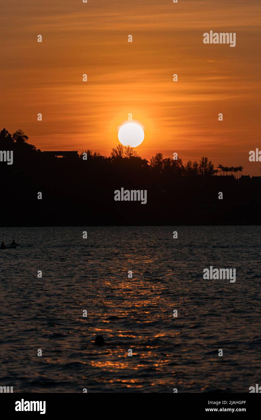 Coucher de soleil parfait sur la mer d'Andaman à Phuket, Thaïlande, Asie du Sud-est Banque D'Images