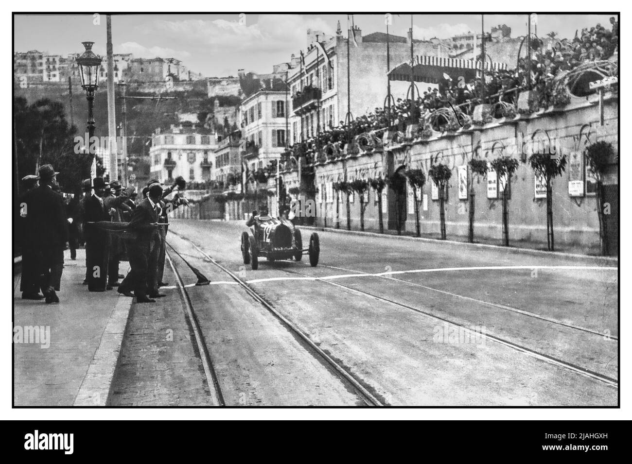 Grand Prix de Monaco 1929 la première course avec le vainqueur William Grover Williams dans un Bugatti traversant la ligne au circuit du Grand Prix de Monaco. Le Grand Prix de Monaco 1929 a été le premier Grand Prix à être tenu en Principauté. Elle a été mise en place par Antony Noghès, un riche fabricant de cigarettes, qui avait installé l'automobile Club de Monaco avec certains de ses amis. Cette offre de Grand Prix a été soutenue par le Prince Louis II et le pilote monégasque de l'époque, Louis Chiron. Le 14 avril 1929, il est devenu réalité, lorsque 16 participants invités se sont tournés vers la course pour un prix de 100 000 francs Banque D'Images