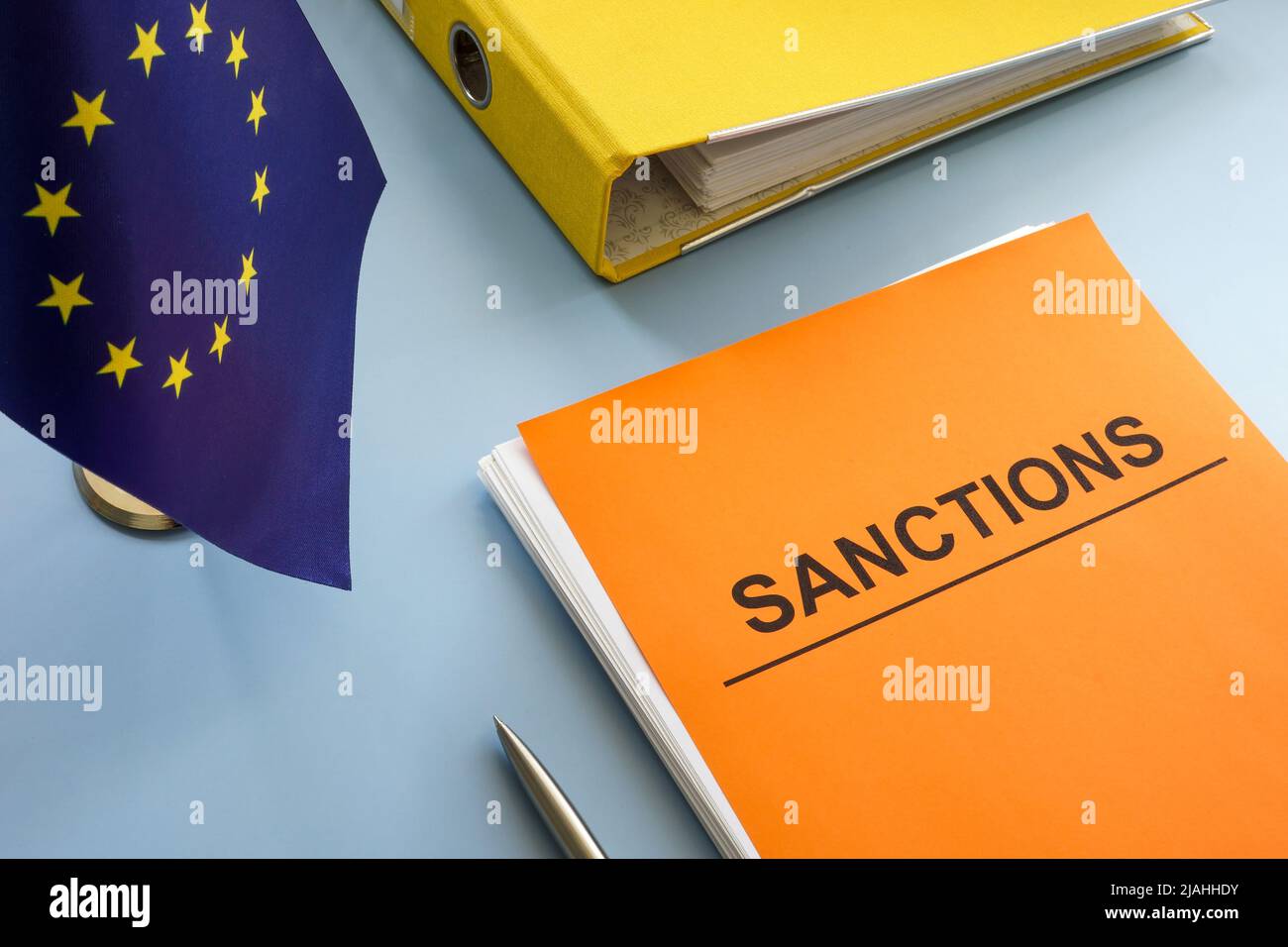 Drapeau de l'UE et liste des sanctions avec un dossier. Banque D'Images