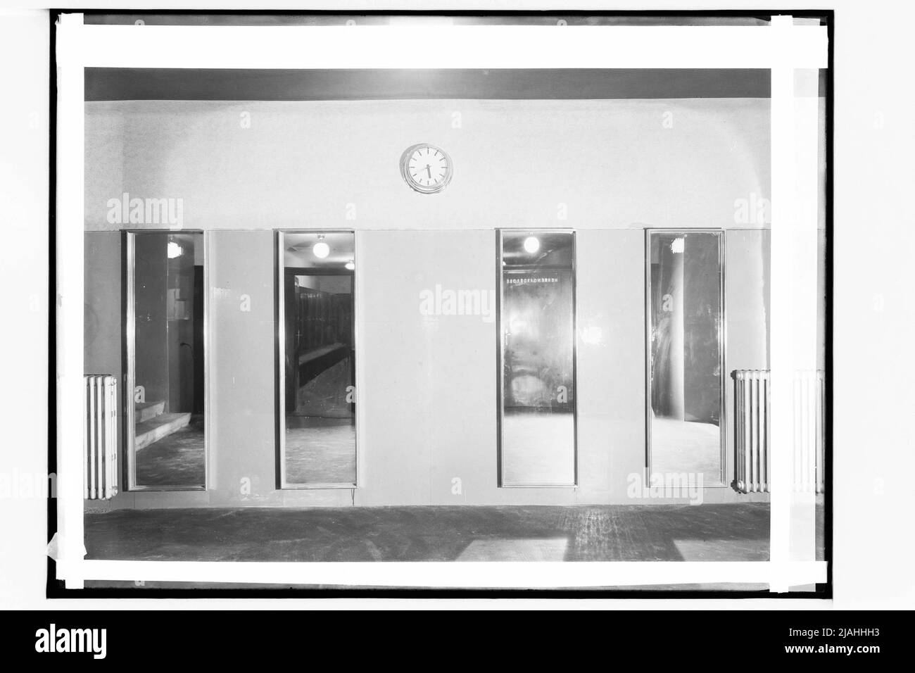 Piscine intérieure du Südbahnhotel am Semmering: Vestiaire (architectes: Emil Hoppe et Otto Schönthal) Banque D'Images