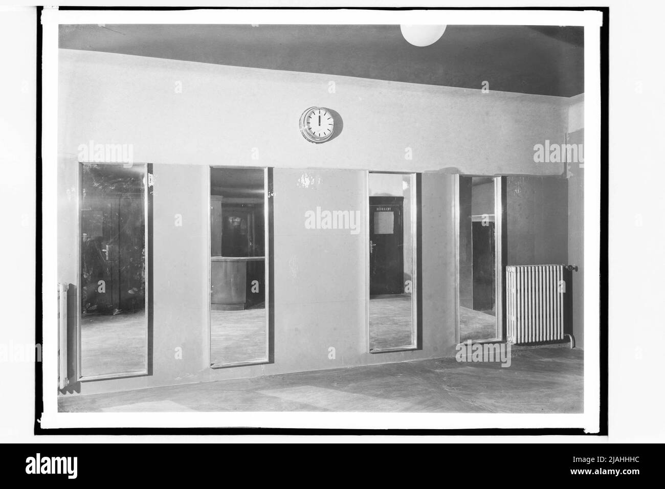 Piscine intérieure du Südbahnhotel am Semmering: Vestiaire (architectes: Emil Hoppe et Otto Schönthal) Banque D'Images