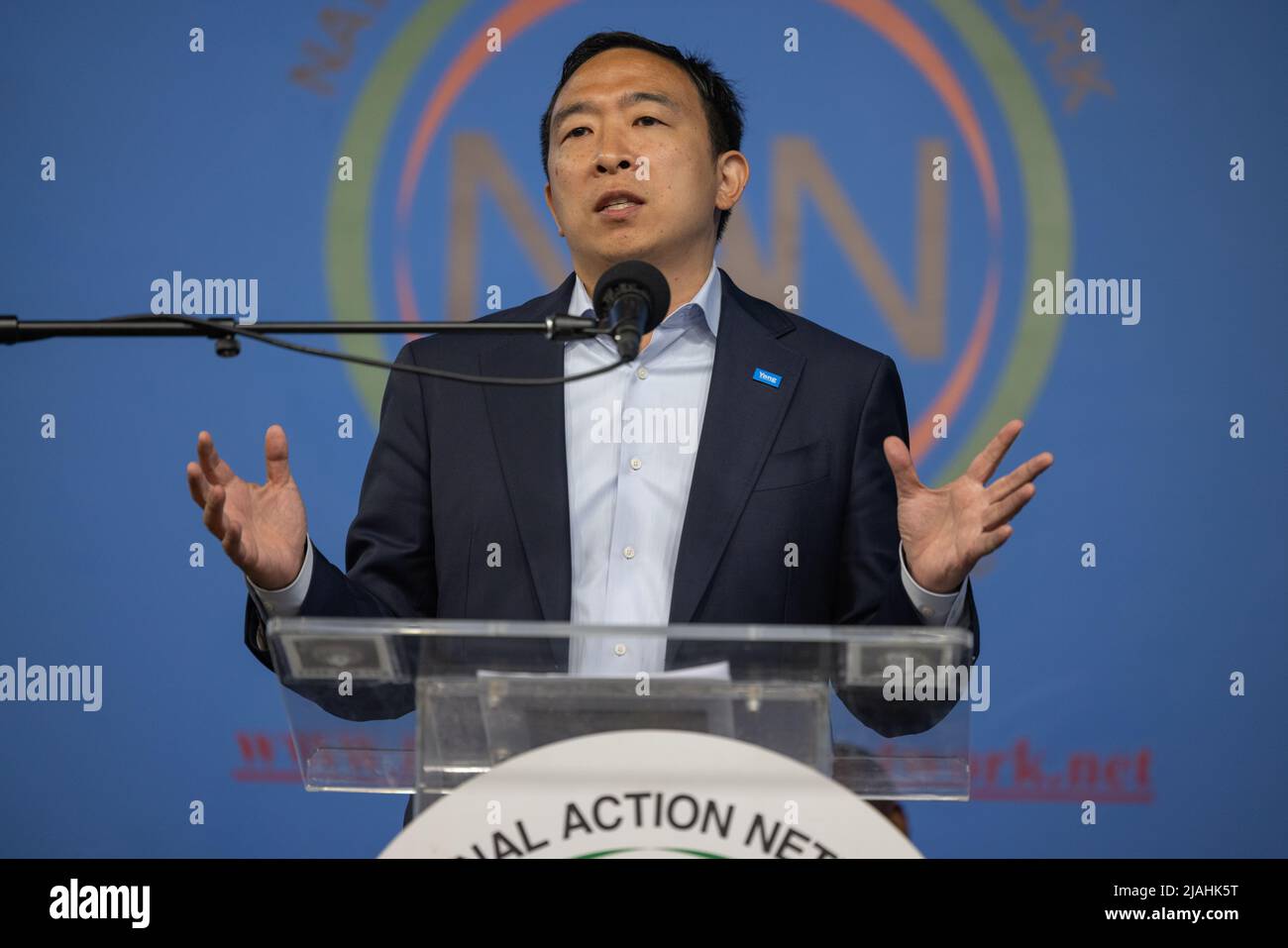 NEW YORK, New York – 12 juin 2021 : le candidat à la mairie de New York, Andrew Yang, fait campagne au siège de la Chambre de justice du réseau national d'action. Banque D'Images