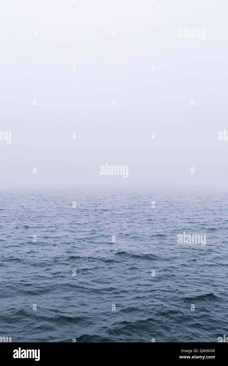 Vue sur les vagues sur l'océan avec l'horizon qui s'évanouissent par temps brumeux. Copier l'espace. Bon pour le fond naturel de la mer. Banque D'Images