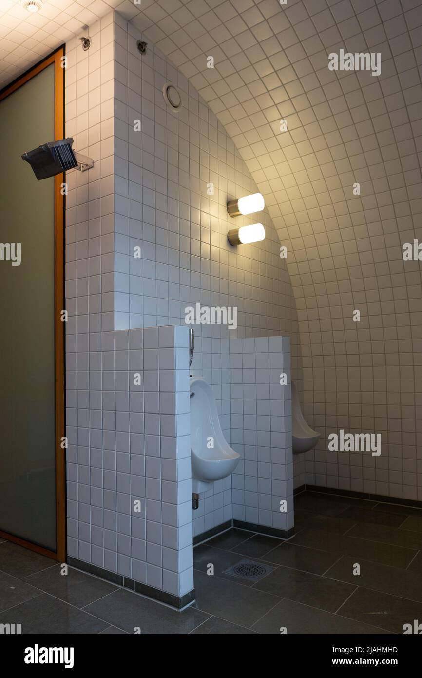 Le musée Peus de la photographie à Horten a été conçu par Sverre Fehn et terminé en 1998. toilettes pour hommes. Banque D'Images