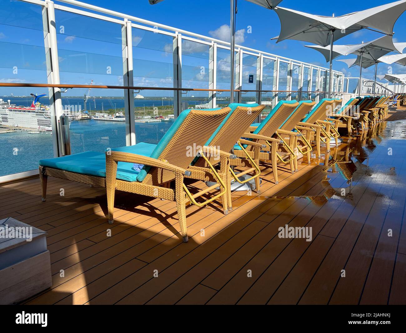 Orlando, FL USA-8 janvier 2022 : une terrasse extérieure sur un bateau de croisière pour les clients de la suite Haven sur les lignes de croisière norvégiennes. Banque D'Images