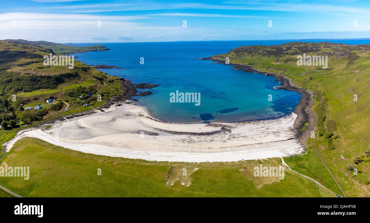 Vue aérienne depuis le drone de la plage de Calgary Bay sur l'île de Mull, Argyll et Bute, Écosse, Royaume-Uni Banque D'Images