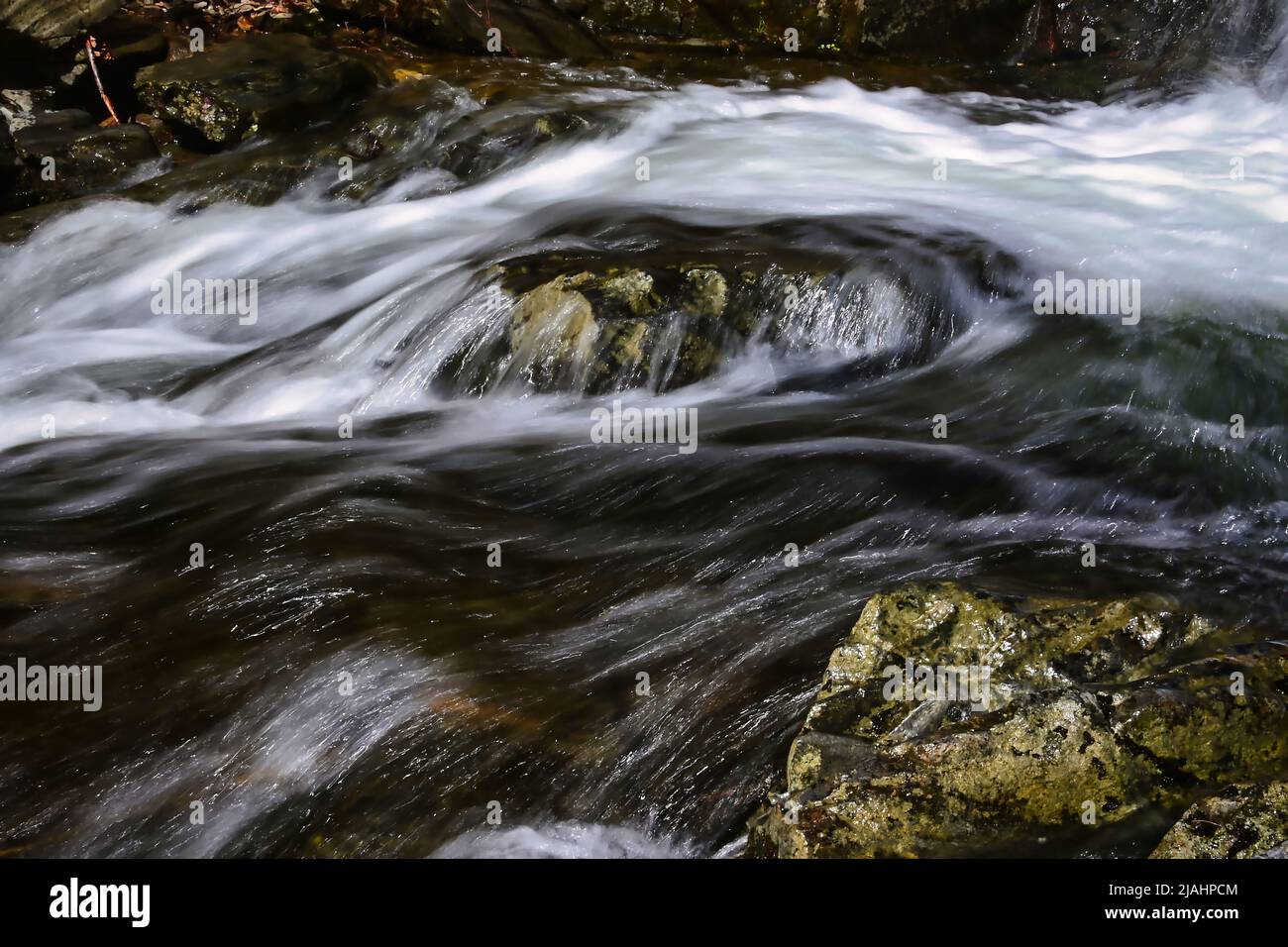 L'eau qui coule sur les rochers Banque D'Images