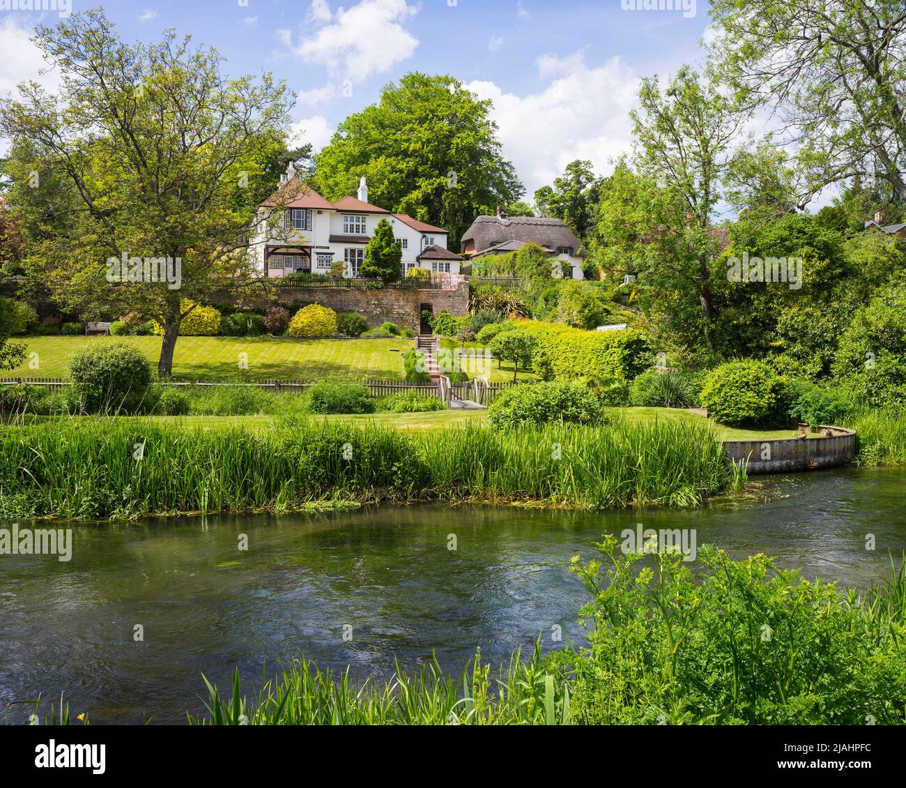 Maisons et jardins au bord de la rivière Itchen à Shawford, Hampshire, Angleterre. Banque D'Images