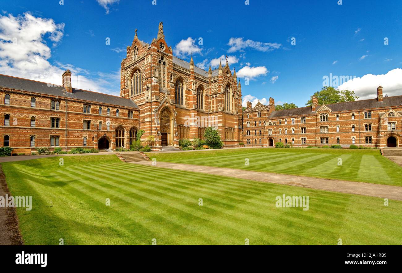 EXTÉRIEUR DE LA CHAPELLE DU KEBLE COLLEGE D'OXFORD CITY ET PELOUSE VERTE DE LIDDON QUAD AU PRINTEMPS Banque D'Images