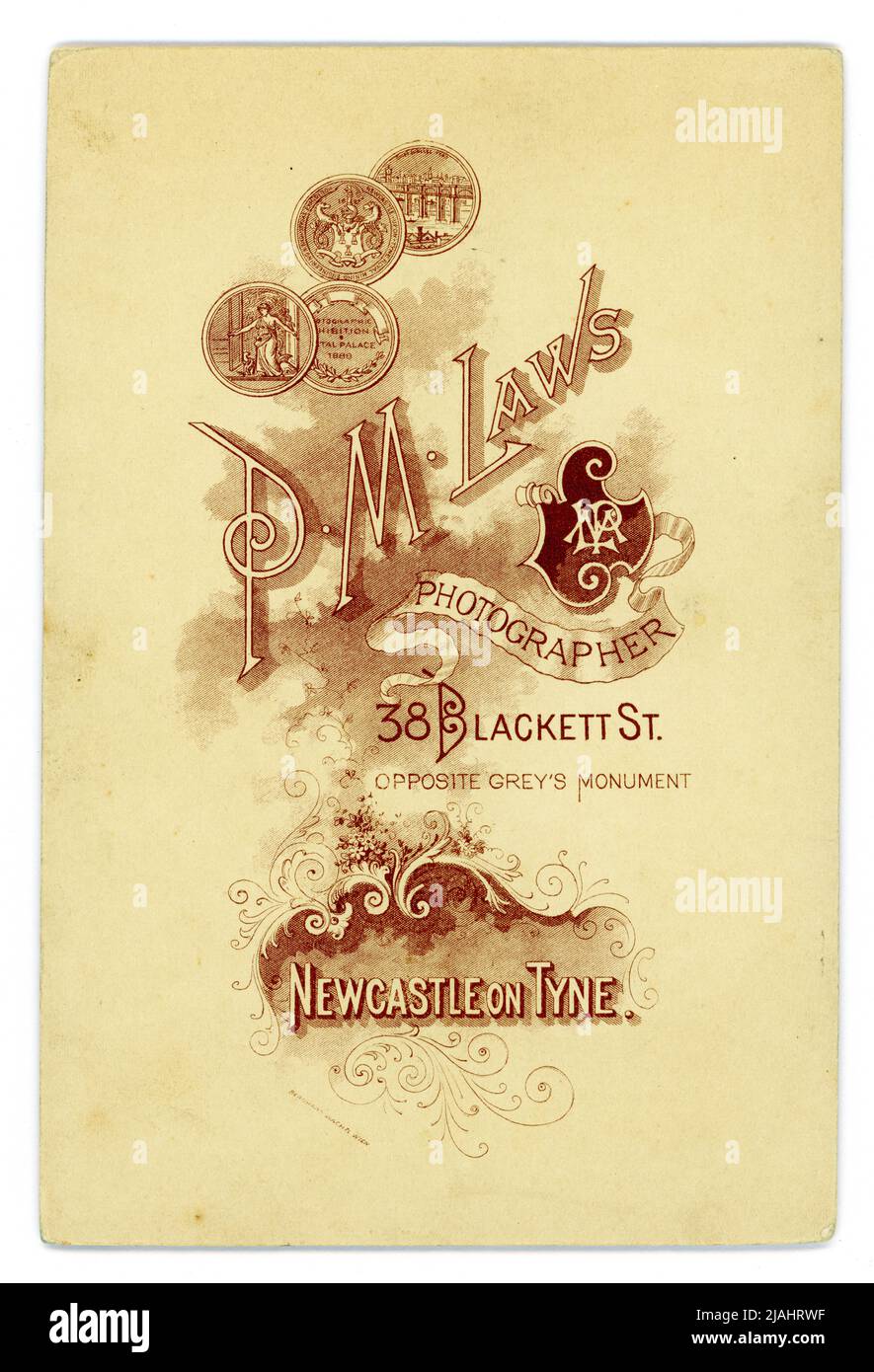 Carte originale du cabinet du studio de P.M. Laws, montrant divers prix remportés pour la photographie située au 38 Blackett St. Newcastle-upon-Tyne, Angleterre, Royaume-Uni fin 1880, début 1890. Banque D'Images