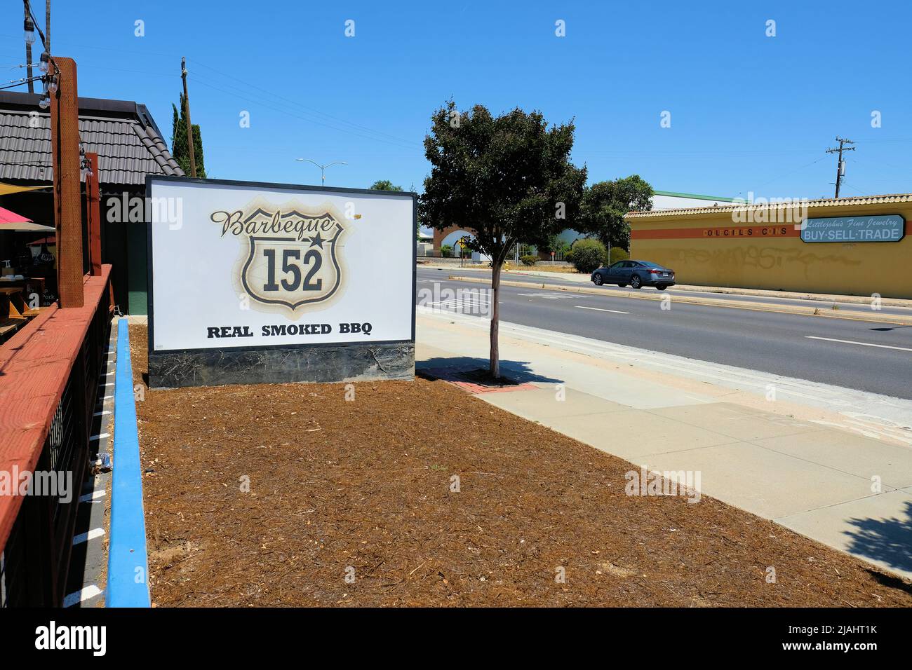 Panneau au Barbeque 152 à Gilroy, Californie, États-Unis ; restaurant servant viandes fumées, saucisses, poitrine, porc tiré, côtes de bœuf, Et des plats d'accompagnement traditionnels pour barbecue Banque D'Images