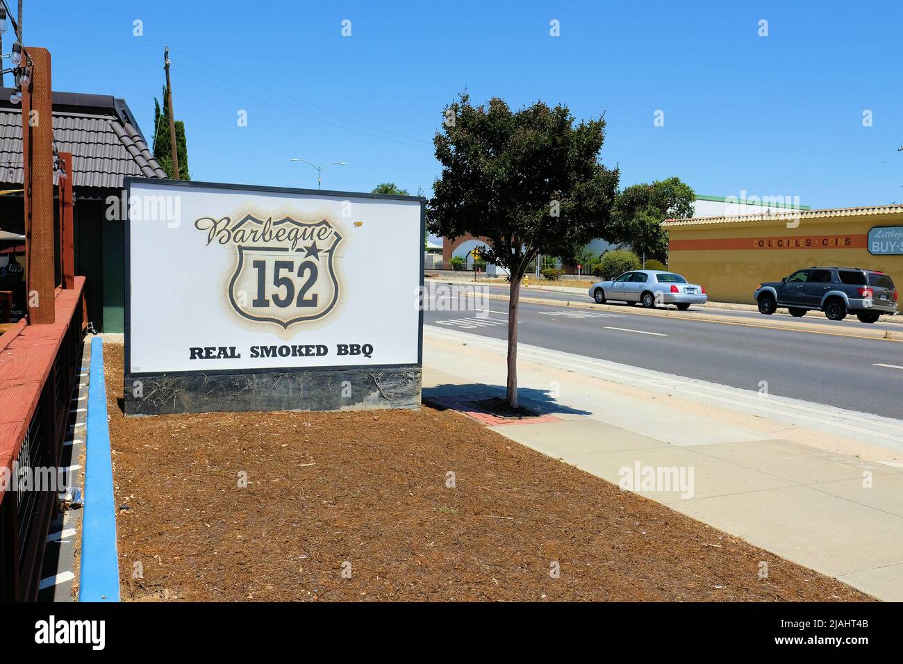 Panneau au Barbeque 152 à Gilroy, Californie, États-Unis ; restaurant servant viandes fumées, saucisses, poitrine, porc tiré, côtes de bœuf, Et des plats d'accompagnement traditionnels pour barbecue Banque D'Images