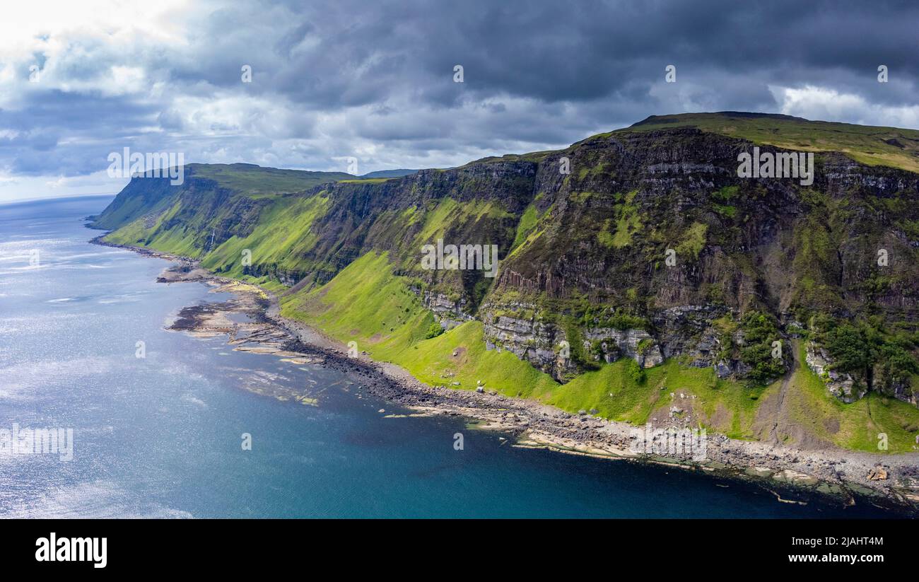 Vue aérienne depuis un drone de falaises à Carsaig Bay sur l'île de Mull, Argyll et Bute, Écosse, Royaume-Uni Banque D'Images