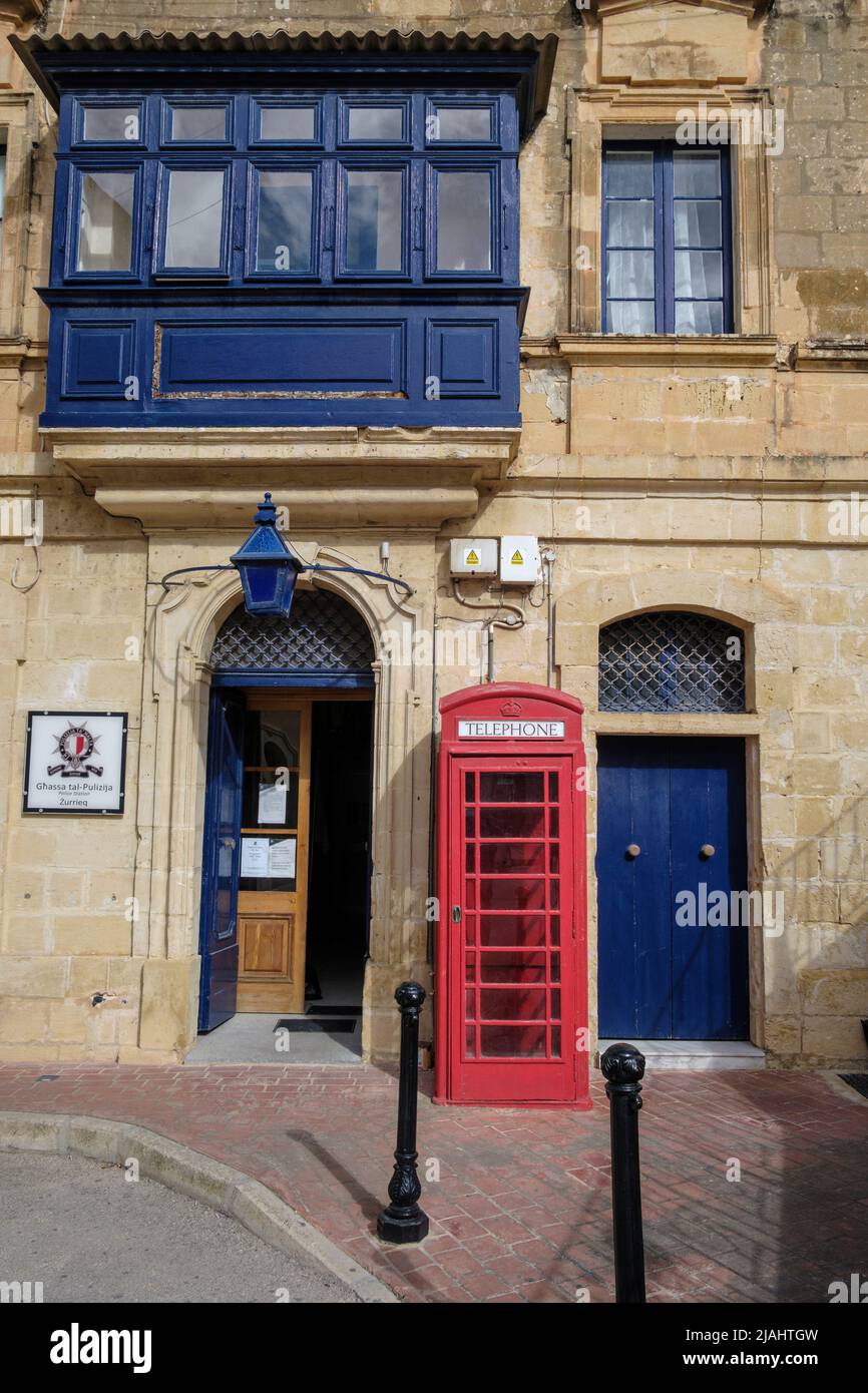 Un ancien kiosque téléphonique de style britannique devant le poste de police de Zurrieq, à Malte Banque D'Images