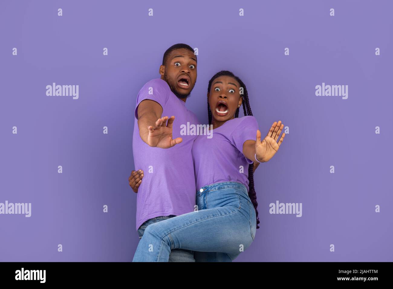 Un couple afro-américain effrayé hurle et se fait arrêter de faire des gestes Banque D'Images
