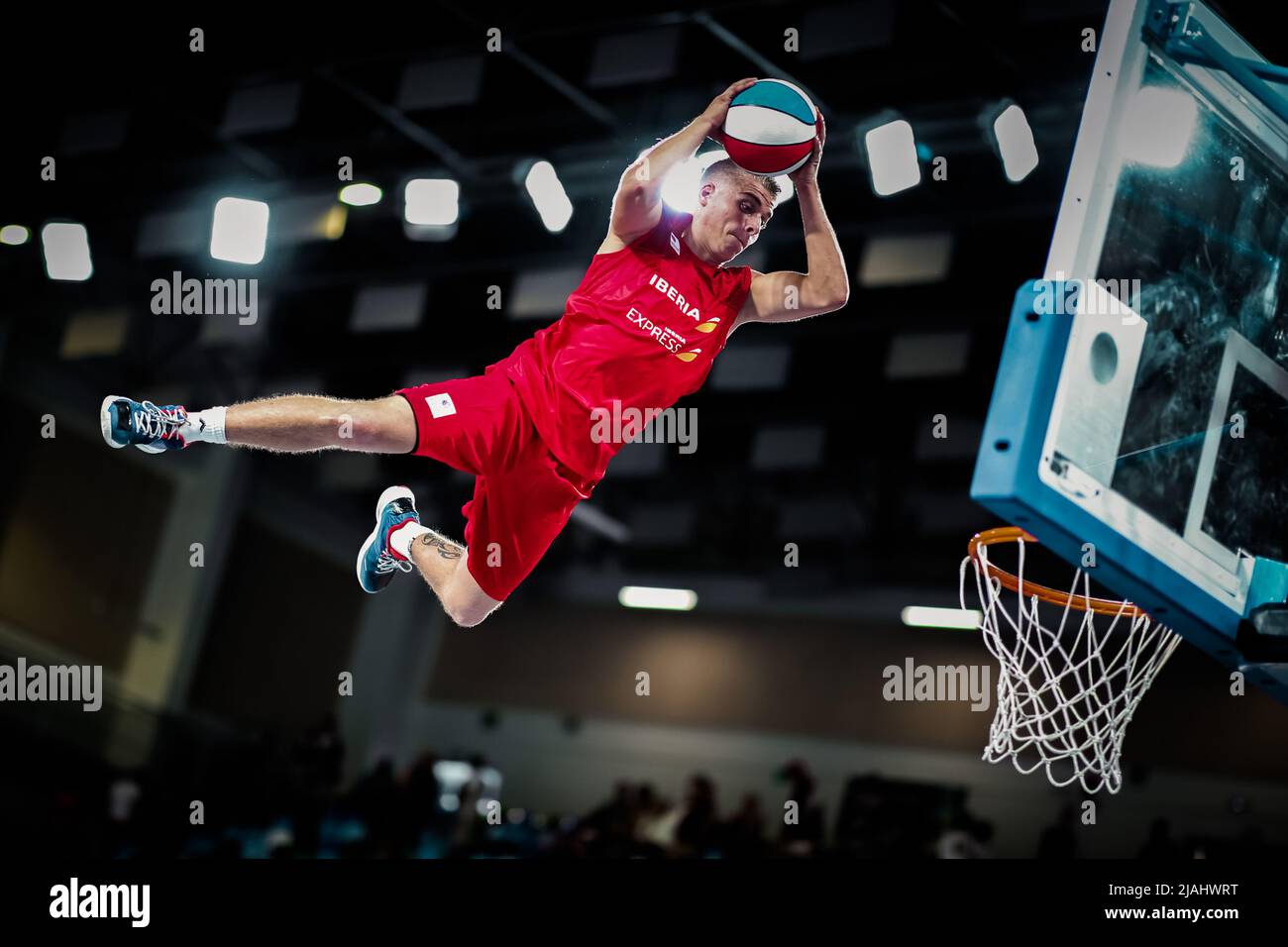 Ténérife, Espagne, 22 septembre 2018: Un joueur de basket-ball saute sur le panier avec le ballon entre les mains lors d'un spectacle acrobatique de basket-ball Banque D'Images