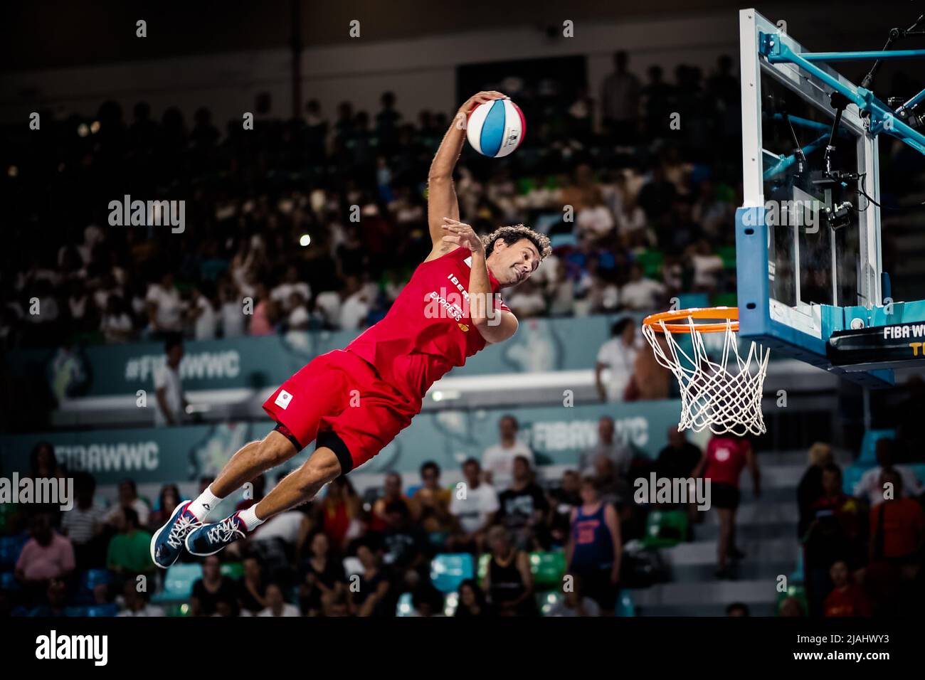 Ténérife, Espagne, 26 septembre 2018: Un joueur de basket-ball saute haut lors d'un spectacle acrobatique de basket-ball à la FIBA Basketball WWC 2018 Banque D'Images