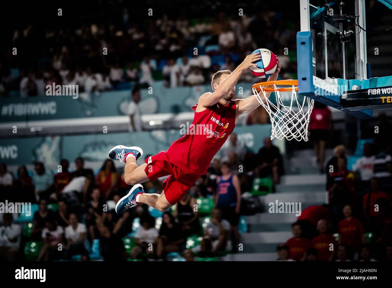 Ténérife, Espagne, 26 septembre 2018: Un joueur de basket-ball qui fait un dunk lors d'un spectacle de basket-ball à la FIBA Basketball WWC 2018 Banque D'Images