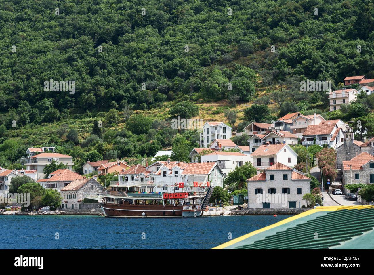 Traversée en ferry de Kamenari-Lepetani Monténégro dans la baie de Kotor. Vue sur les montagnes, maisons depuis le ferry. Voyage Monténégro. Banque D'Images