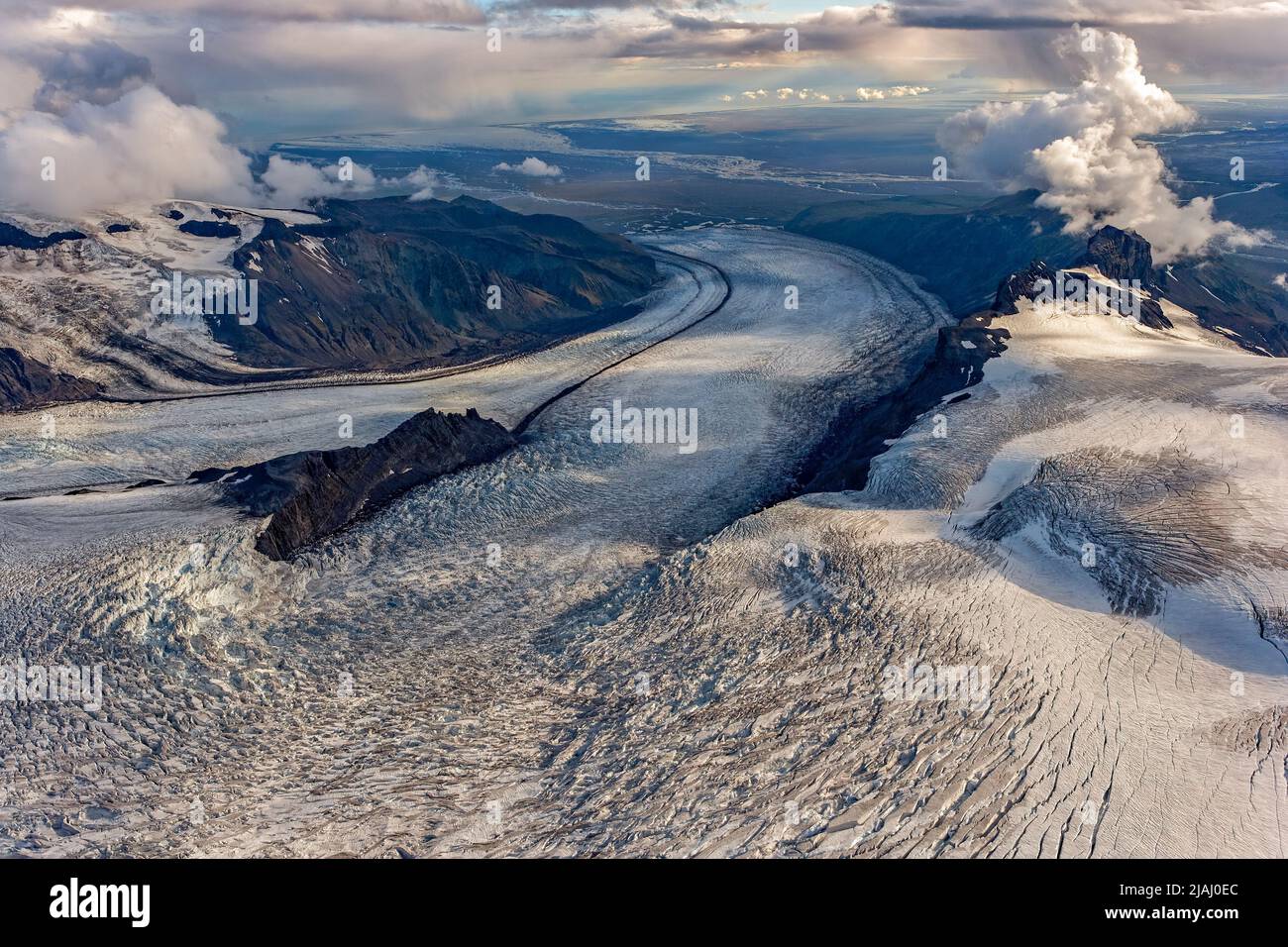 Antenne du glacier Vatnajokull descendant vers la mer, Islande Banque D'Images