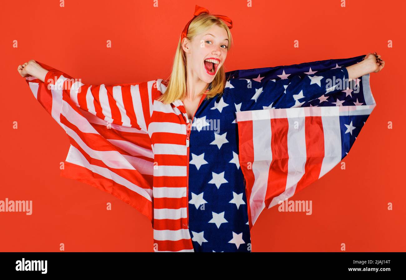 Femme heureuse avec drapeau national américain. Jour de l'indépendance. 4 juillet. États-Unis. Vacances d'été. Banque D'Images