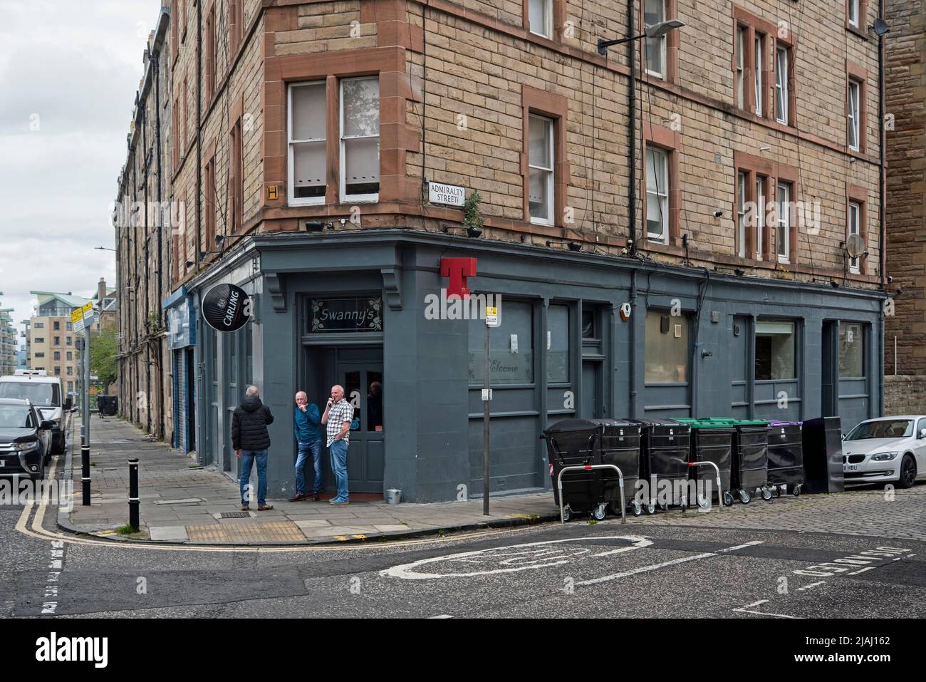 Les clients qui fument devant le Swanny's Bar à North Junction Street, Leith, Édimbourg, Écosse, Royaume-Uni. Banque D'Images