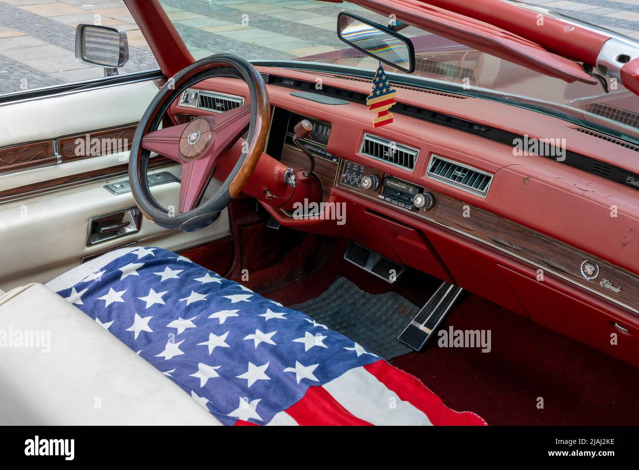 Ostrava, Tchéquie - 05.28.2022: Détail de l'intérieur de Cadillac Eldorado 1975 pendant le vétéran rallie dans le centre-ville. Belle voiture américaine vintage Banque D'Images
