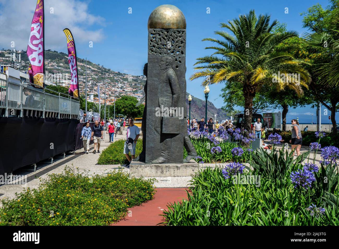 Une statue dédiée au secteur des affaires sur l'Avenida do Mar, Funchal, Madère. Créé par le sculpteur Martim Velosa en 2001 Banque D'Images