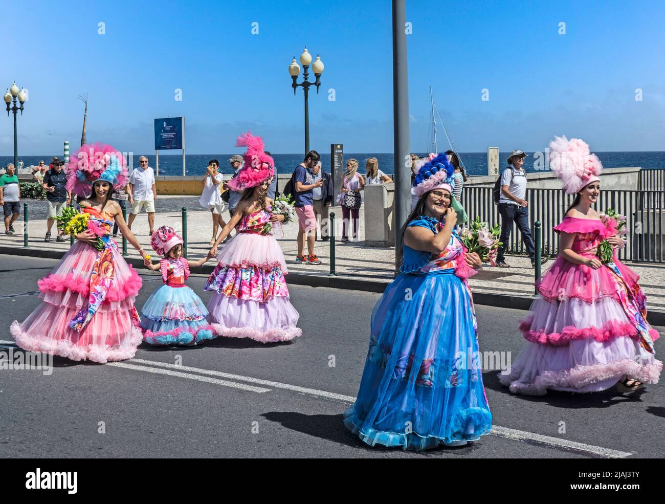 Participants au défilé annuel du festival des fleurs à Funchal, Madère. Banque D'Images