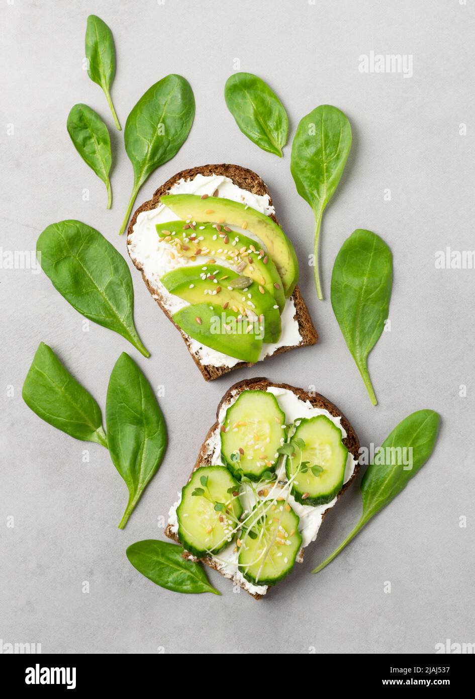 Divers sandwiches de ramish de légumes frais d'avocat mûr, concombre, avocat, graines de laitue d'épinards Banque D'Images