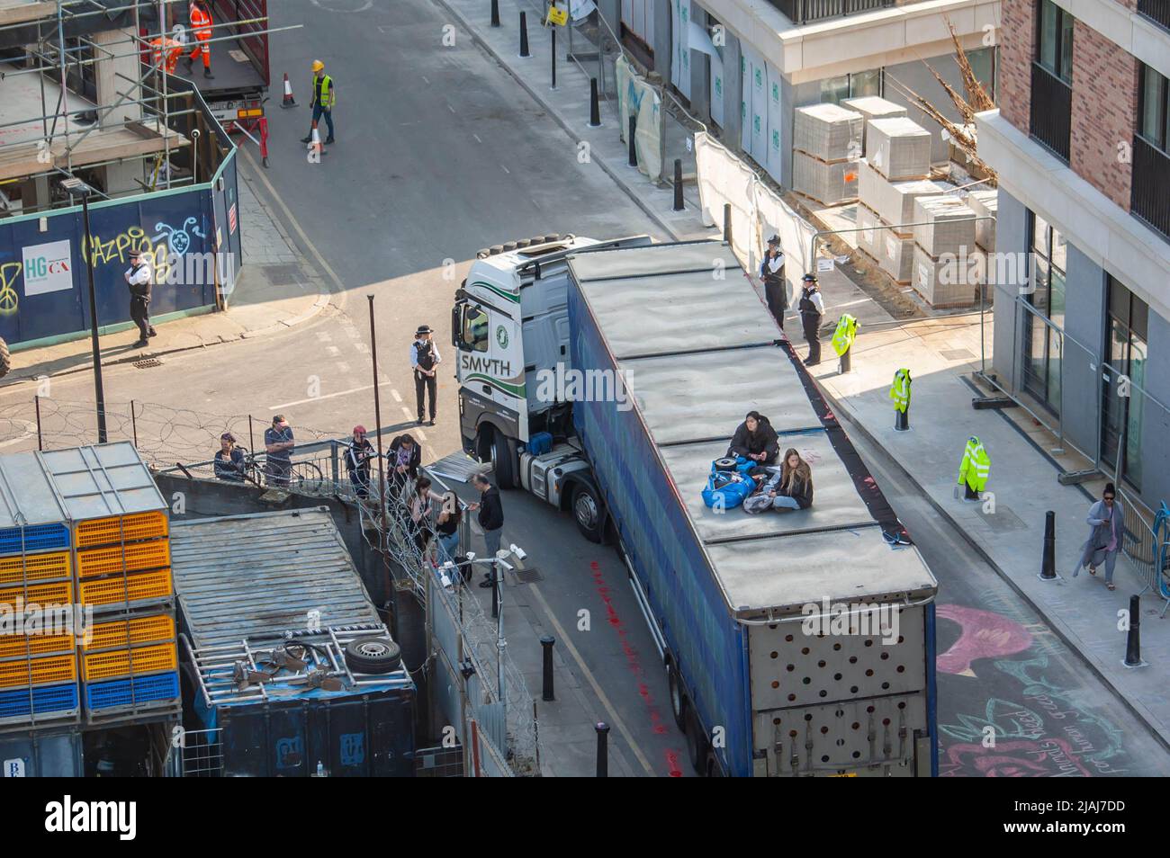 HACKNEY, LONDRES, ANGLETERRE- 23 mars 2022 : des manifestants de la rébellion des animaux se sont assis au-dessus d'un camion quittant l'abattoir de Kedassia à Hackney Banque D'Images