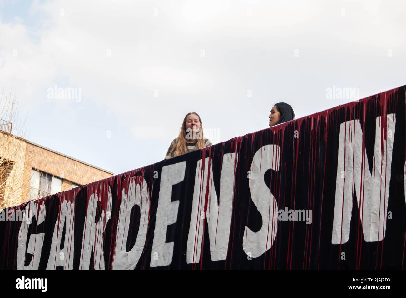 HACKNEY, LONDRES, ANGLETERRE- 23 mars 2022 : des manifestants de la rébellion des animaux se sont assis au-dessus d'un camion quittant l'abattoir de Kedassia à Hackney Banque D'Images