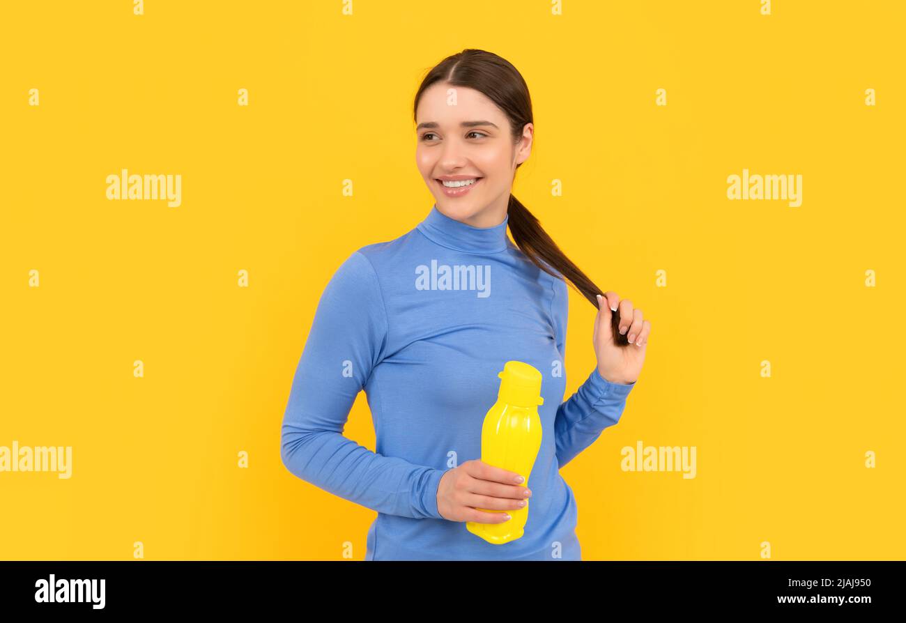 bonne jeune fille tient bouteille de sport avec de l'eau, la santé Banque D'Images