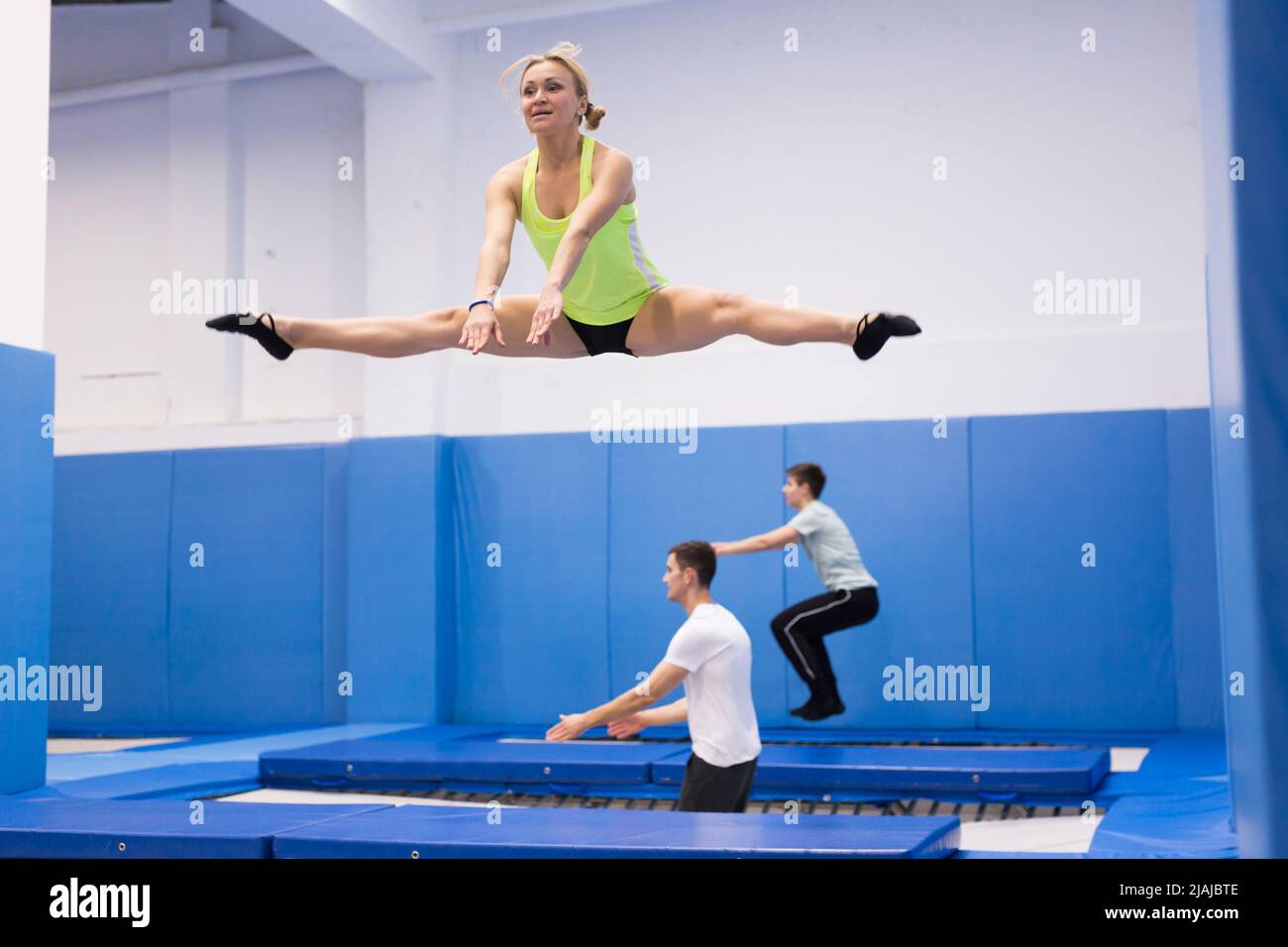 La femme se concentre sur le saut de gymnastique sur le trampoline  professionnel, en faisant de l'exercice en forme de L pendant  l'entraînement Photo Stock - Alamy