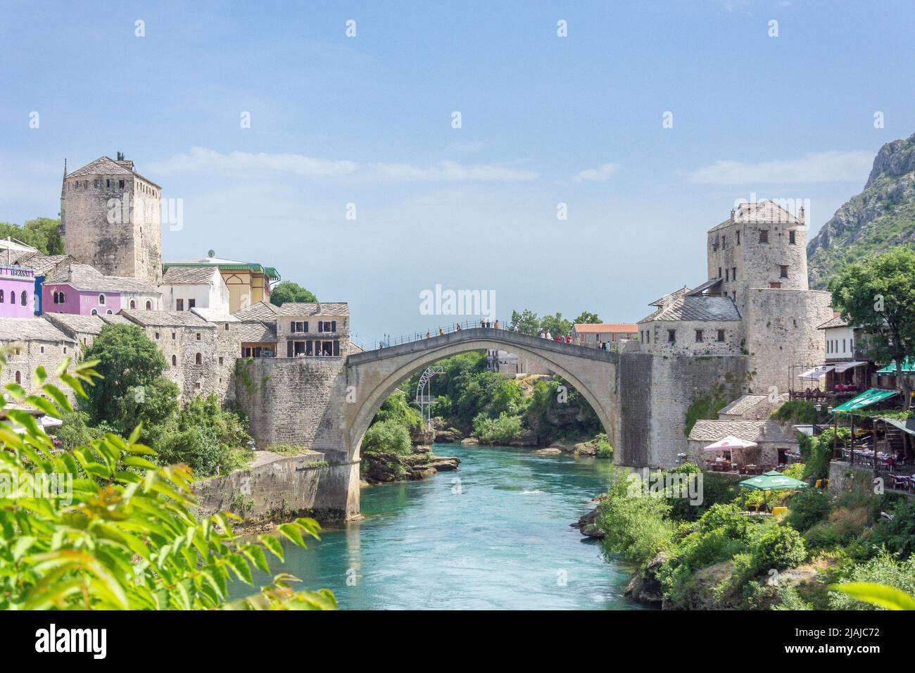 Pont Stari MOST depuis les jardins de la mosquée Koski Mehmed Pasha, la vieille ville, Mostar, Bosnie-Herzégovine Banque D'Images