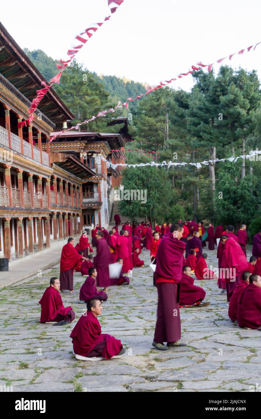 Les moines bouddhistes bhoutanais s'engager dans des débats philosophiques dans la cour d'un monastère dans la région de Bumthang, Bhoutan Banque D'Images