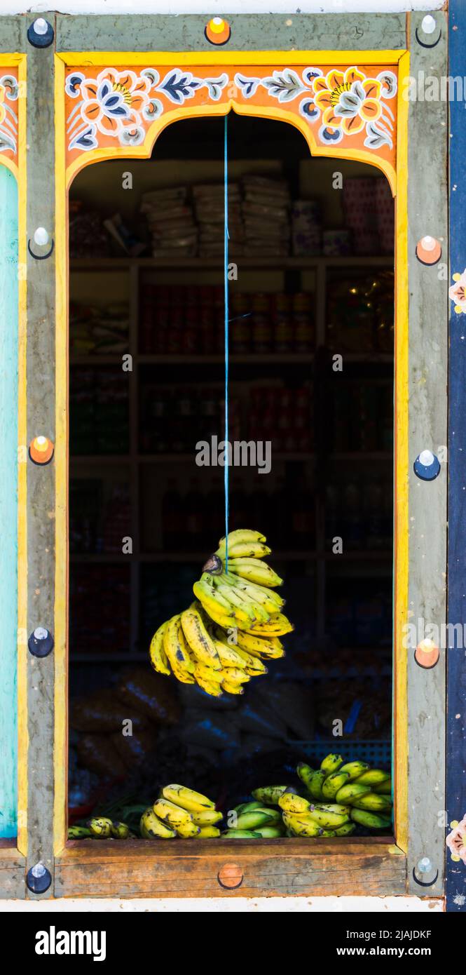 Bananes mûres accrochées dans un cadre de fenêtre - Bumthang - autoroute Ura, Jakar, Bumthang, Bhoutan (BT) Banque D'Images