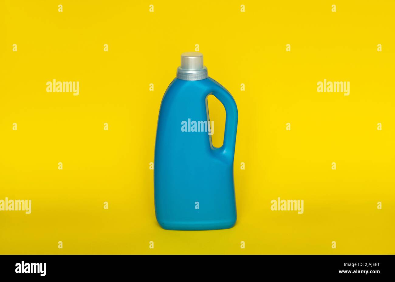 Adoucisseur d'eau en bouteille en plastique bleu isolé sur fond blanc.  Bouteille de liquide à lessive, nettoyage, eau de javel ou de fa Photo  Stock - Alamy